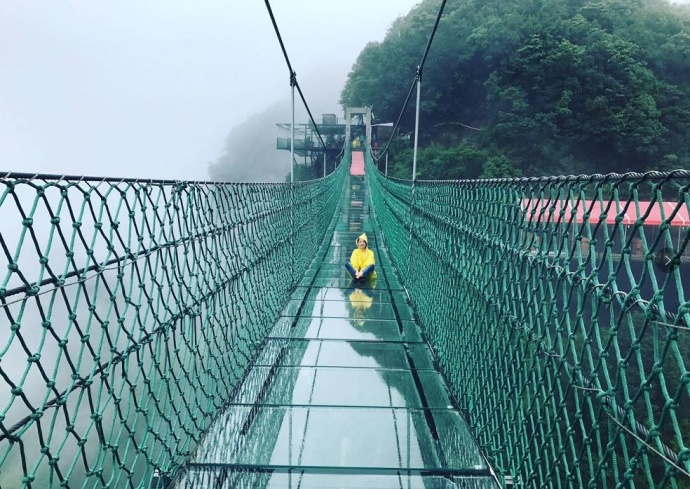 景區玻璃吊橋和玻璃棧道哪個更刺激